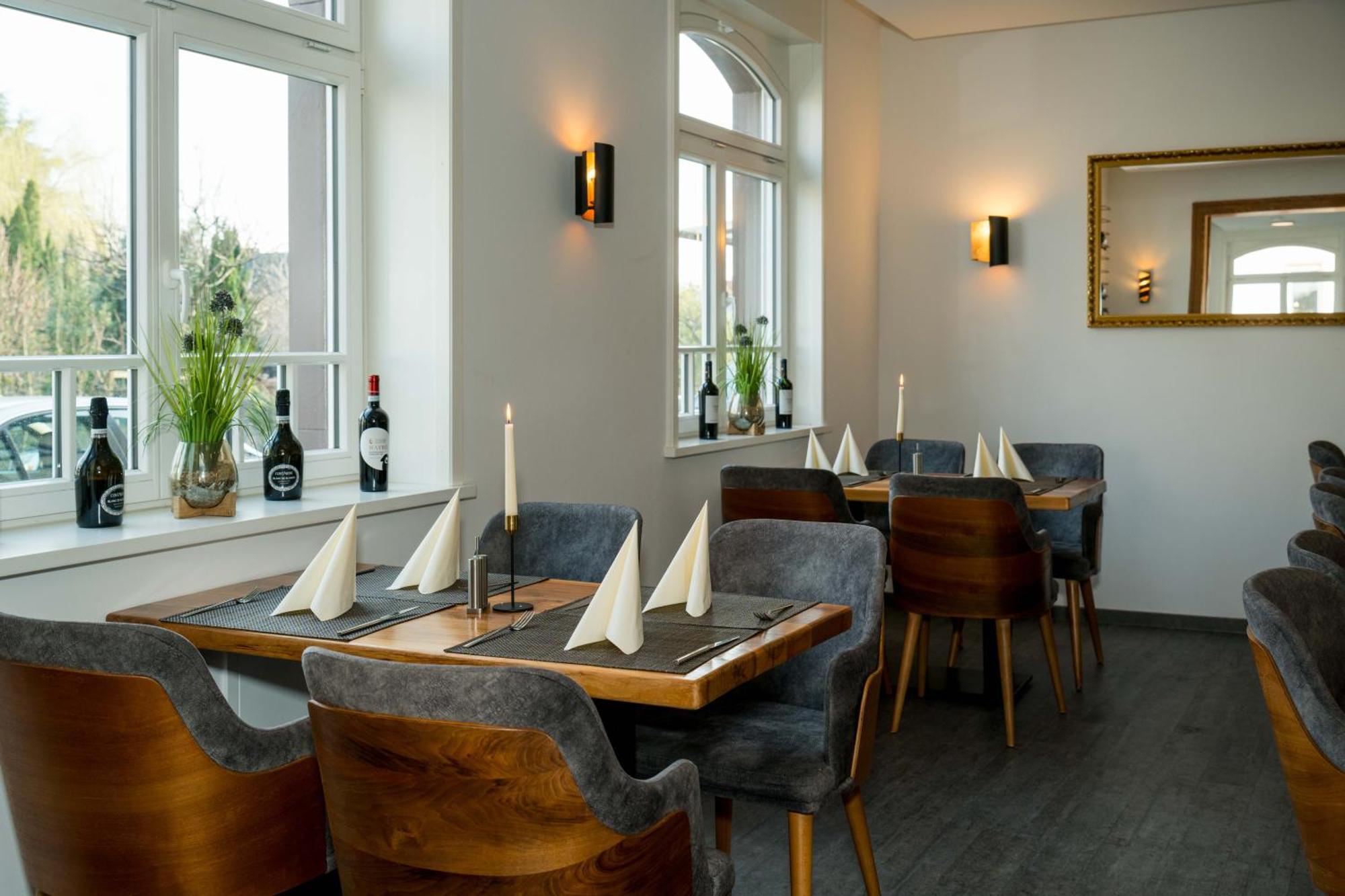 Roca Restaurant Und Hotel Bommersheim Exterior photo