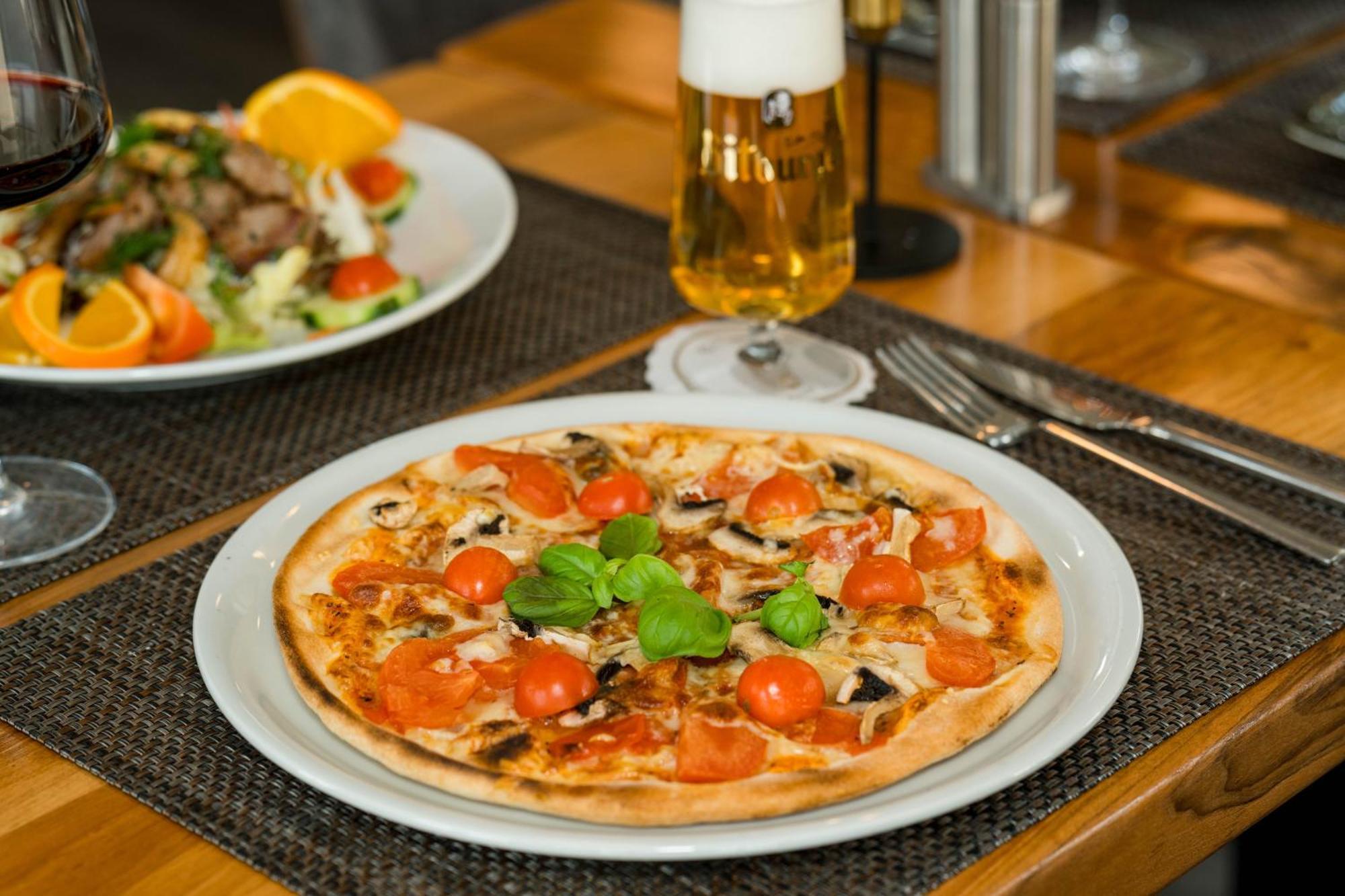 Roca Restaurant Und Hotel Bommersheim Exterior photo