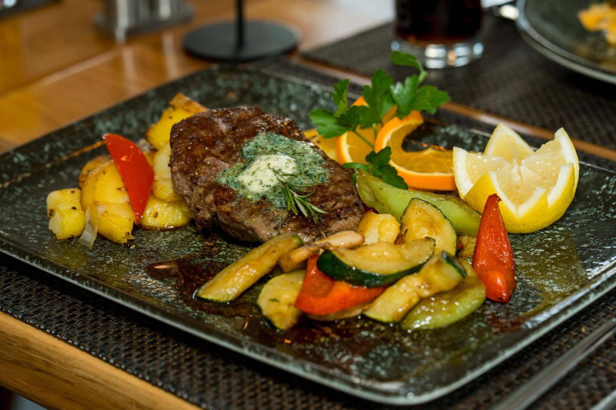 Roca Restaurant Und Hotel Bommersheim Exterior photo